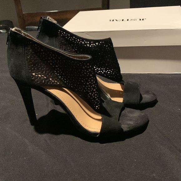 Black strap heel. Size 7.5 . A BCBGeneration design - Picture 2 of 4